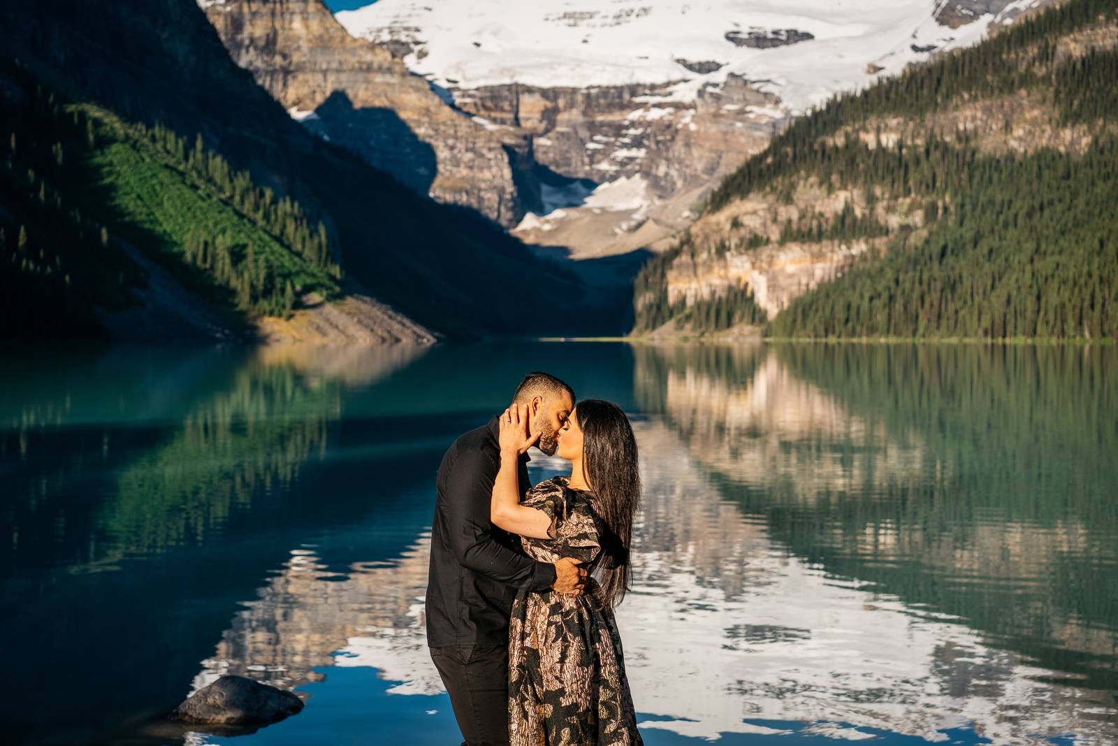 romantic kiss at Lake Louise