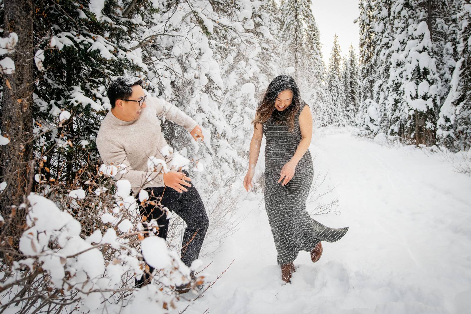 couple-having-fun-in-the-snow