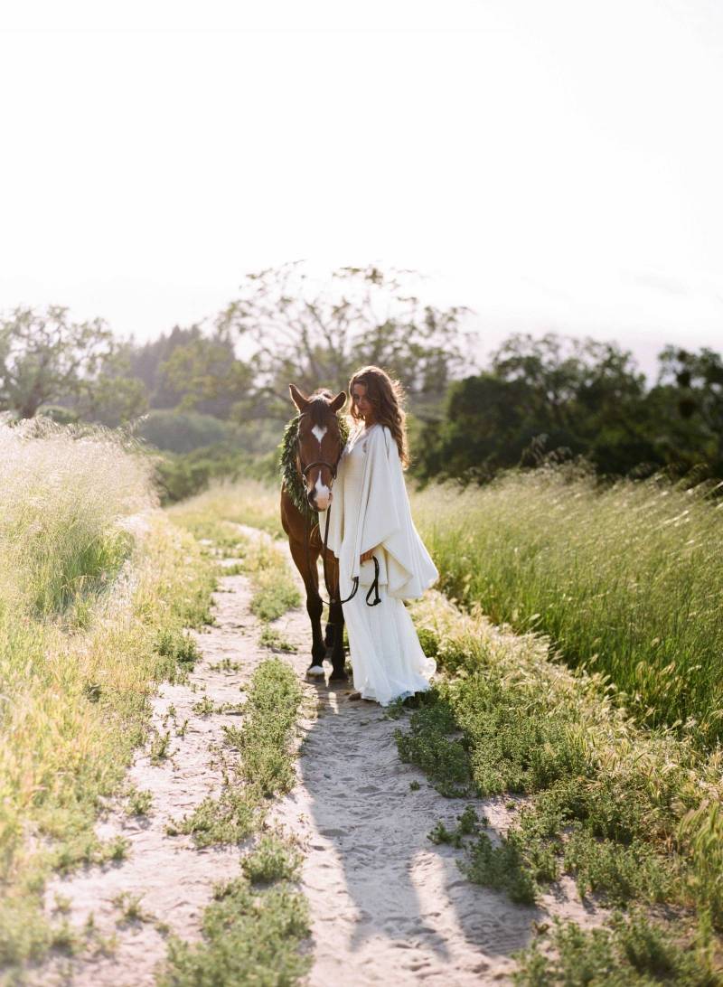 natural bride, bohemian, rustic, horse, outdoor wedding, nature, wedding poncho, white cashmere shaw