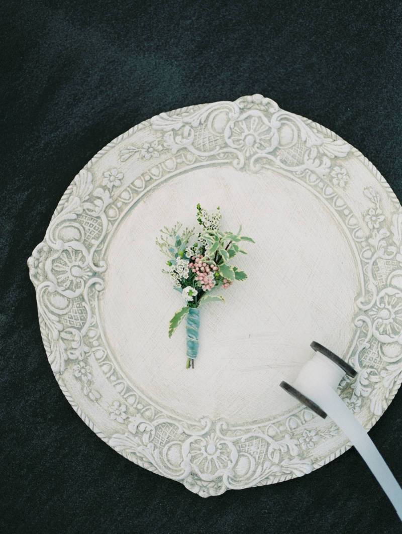 dinner plate, wedding decor, flowers, velvet, ribbon, classic, organic
