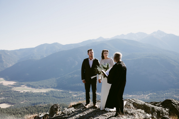 Windswept Winthrop Elopement on Apple Brides by Autumn Pines Photography