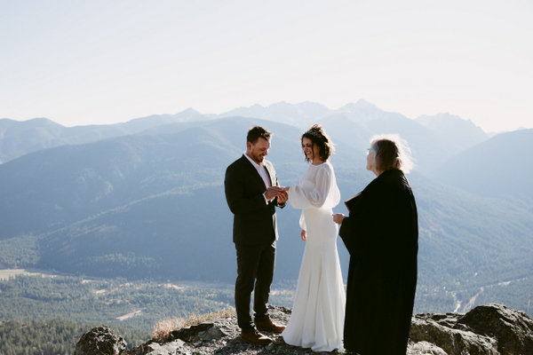 Windswept Winthrop Elopement on Apple Brides by Autumn Pines Photography