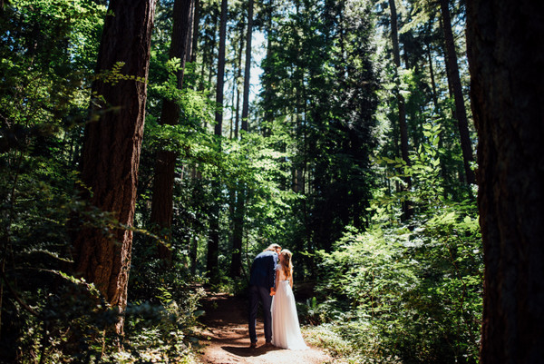 Cheery, Romantic Spring Bellevue Wedding on Apple Brides