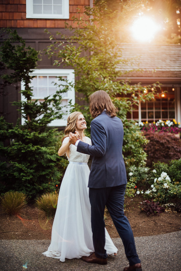 Cheery, Romantic Spring Bellevue Wedding on Apple Brides