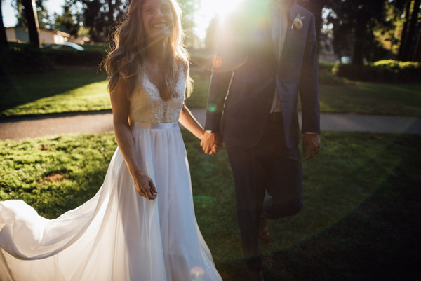 Cheery, Romantic Spring Bellevue Wedding on Apple Brides
