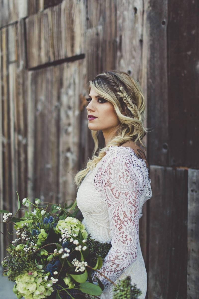 bride holding bouquet