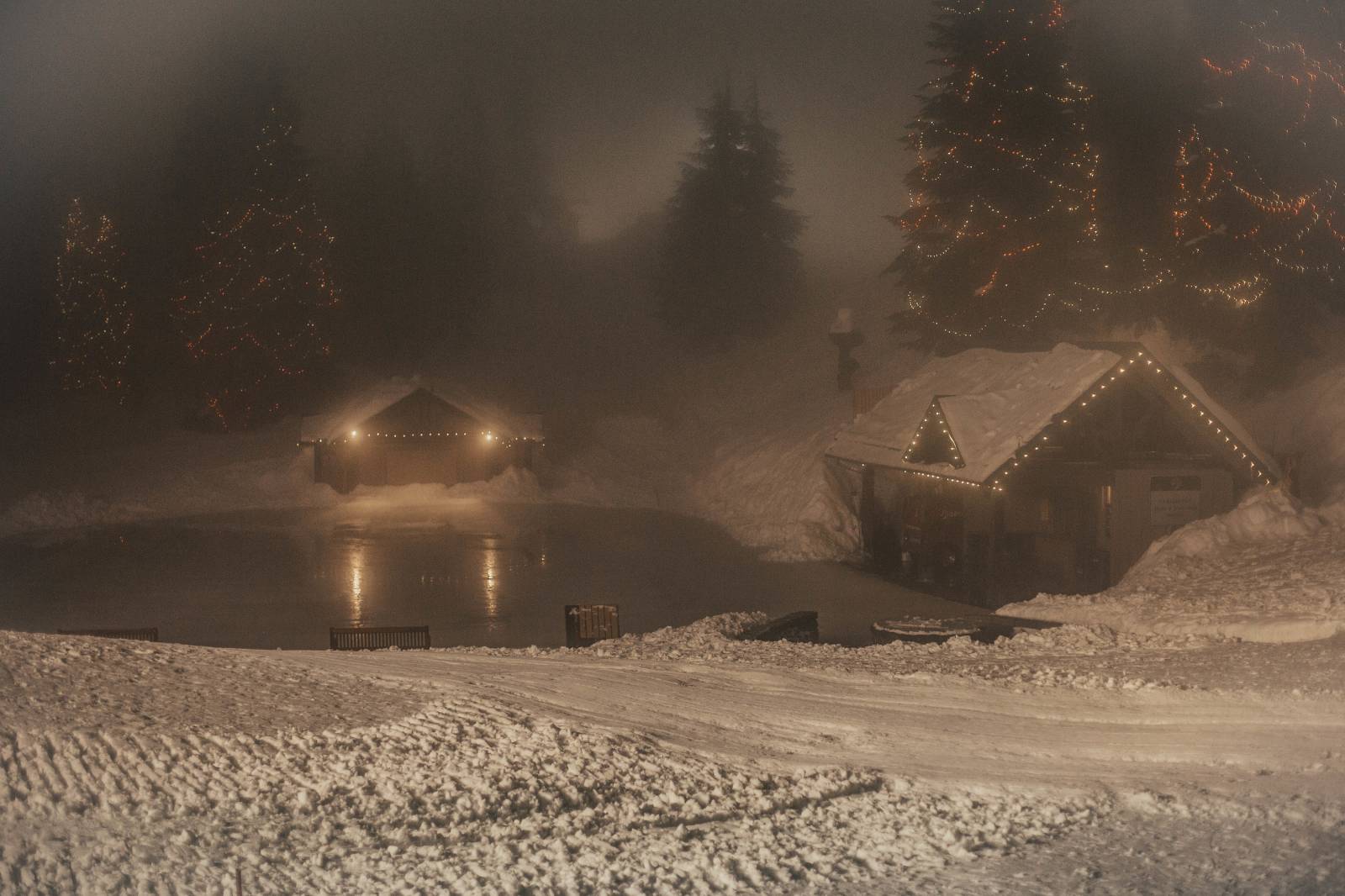 winter wedding at Grouse Mountain