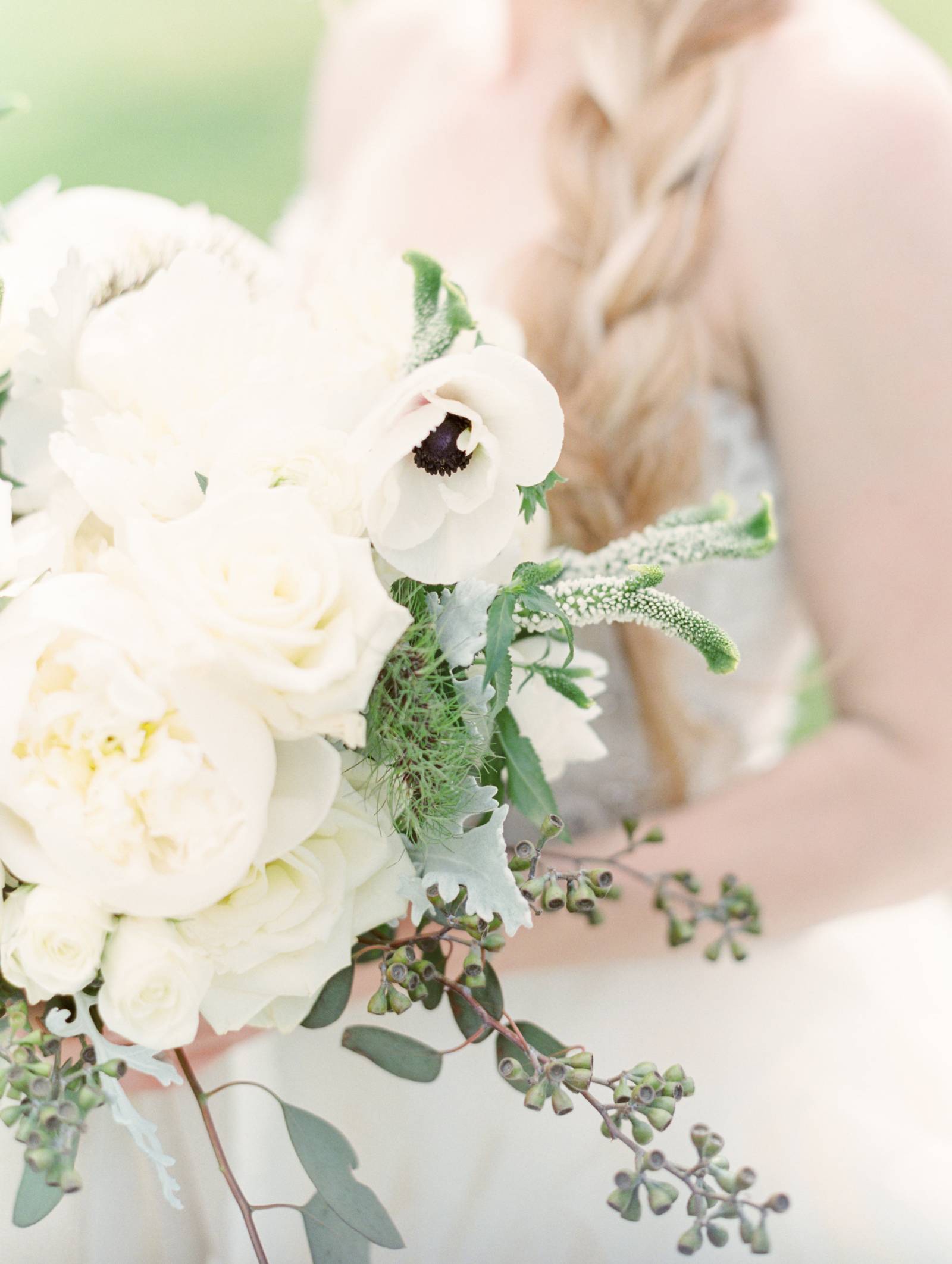 simple and natural wedding bouquet