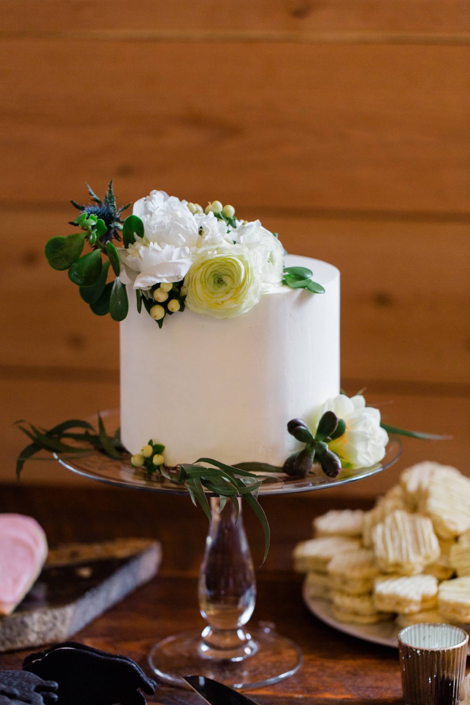 Montana barn wedding inspiration | cake