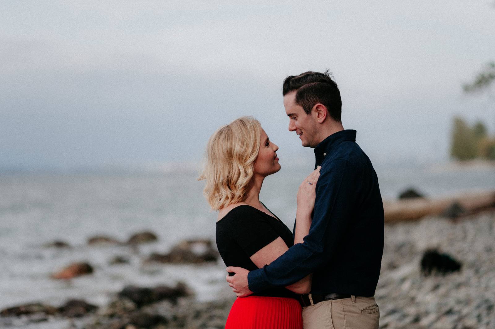 Acadia Beach engagement photo session captured by wedding photographer Hennygraphy