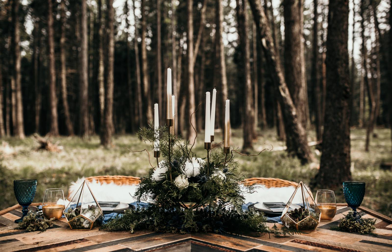 woodsy Idaho outdoor elopement inspiration | wedding reception decor
