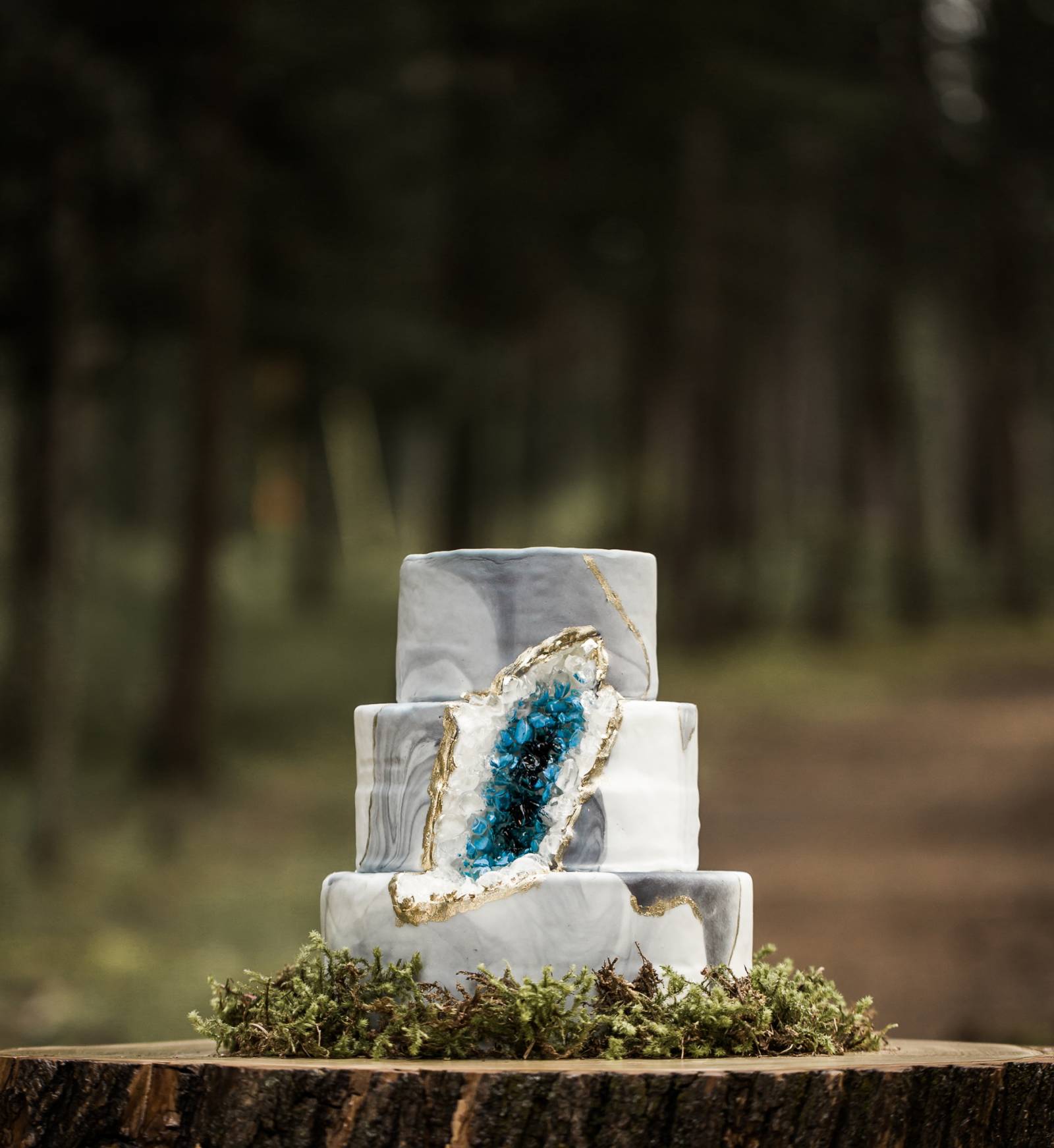 woodsy Idaho outdoor elopement inspiration | cake inspiration