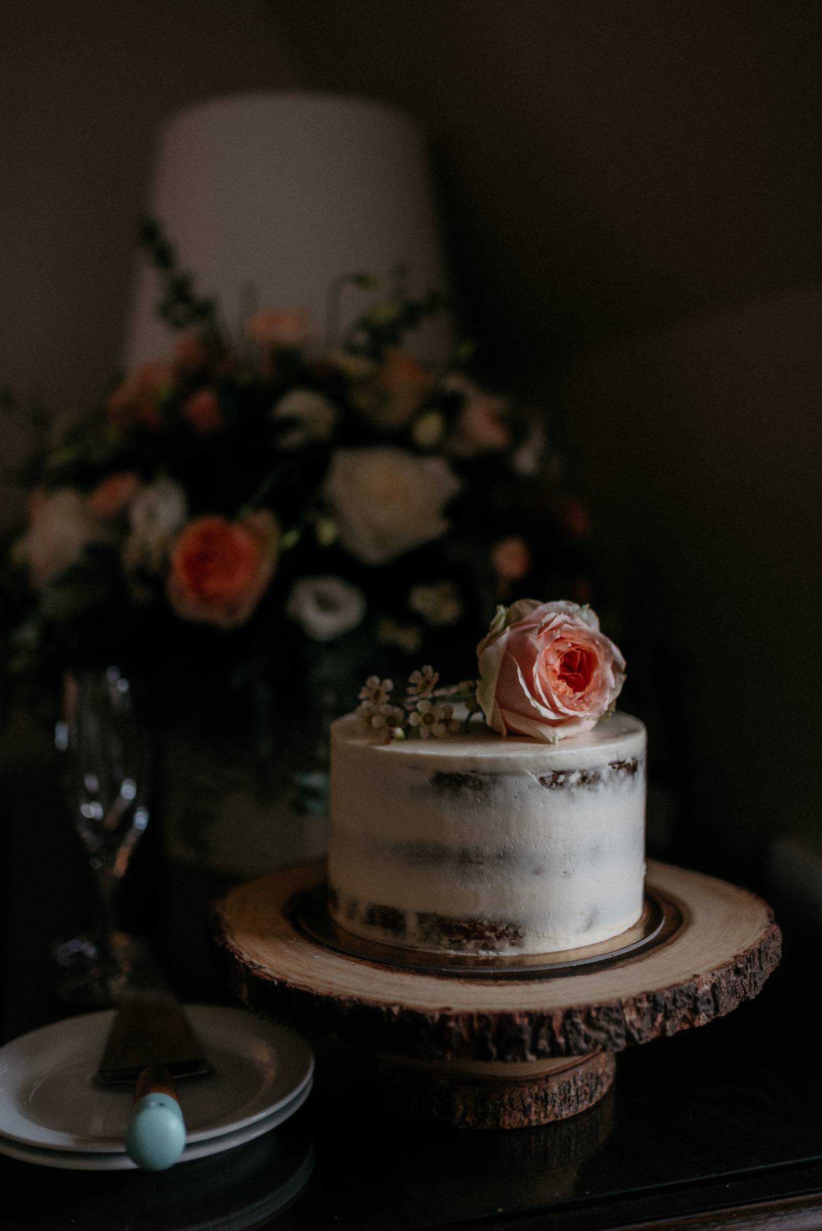 wedding cake | a foggy Banff elopement captured by Canadian wedding photographer Hennygraphy