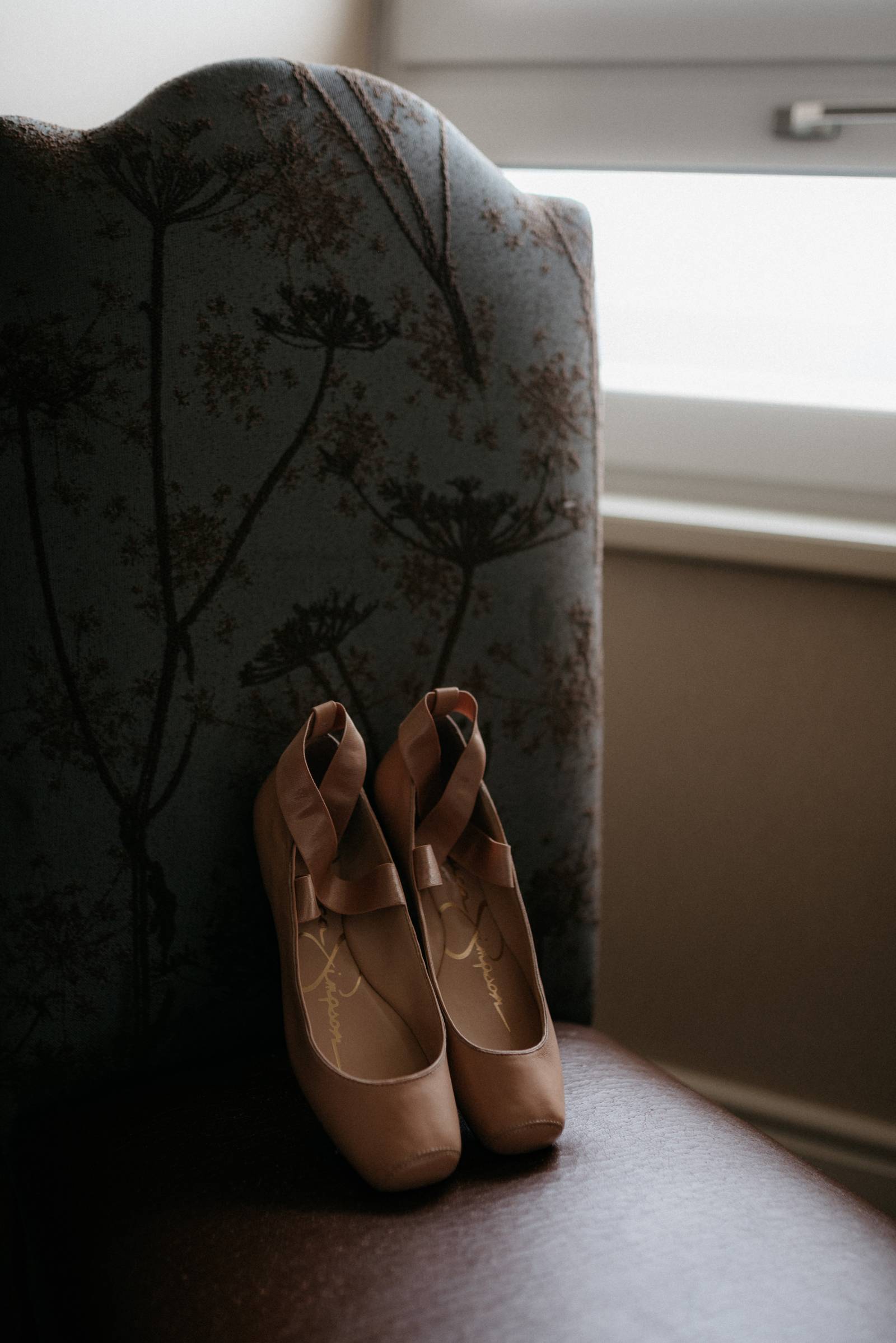 bride style | a foggy Banff elopement captured by Canadian wedding photographer Hennygraphy