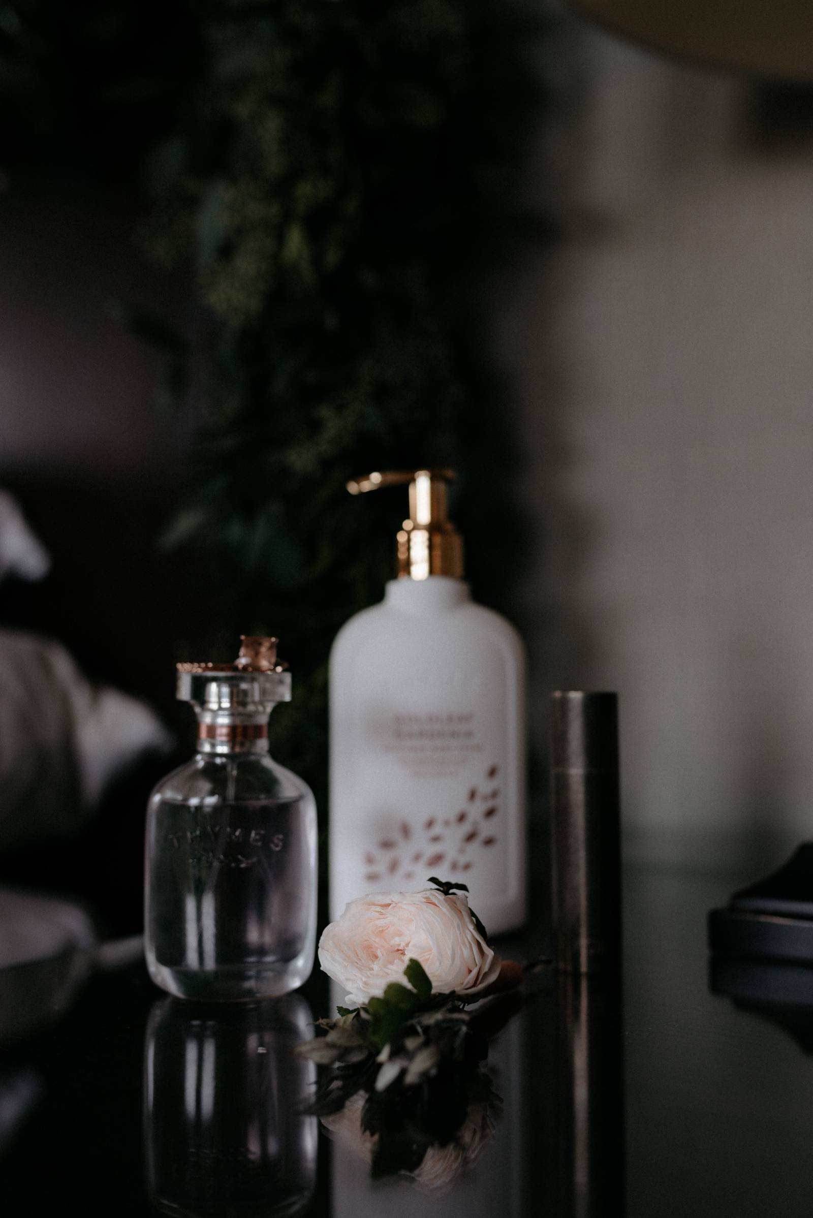 bride style | a foggy Banff elopement captured by Canadian wedding photographer Hennygraphy