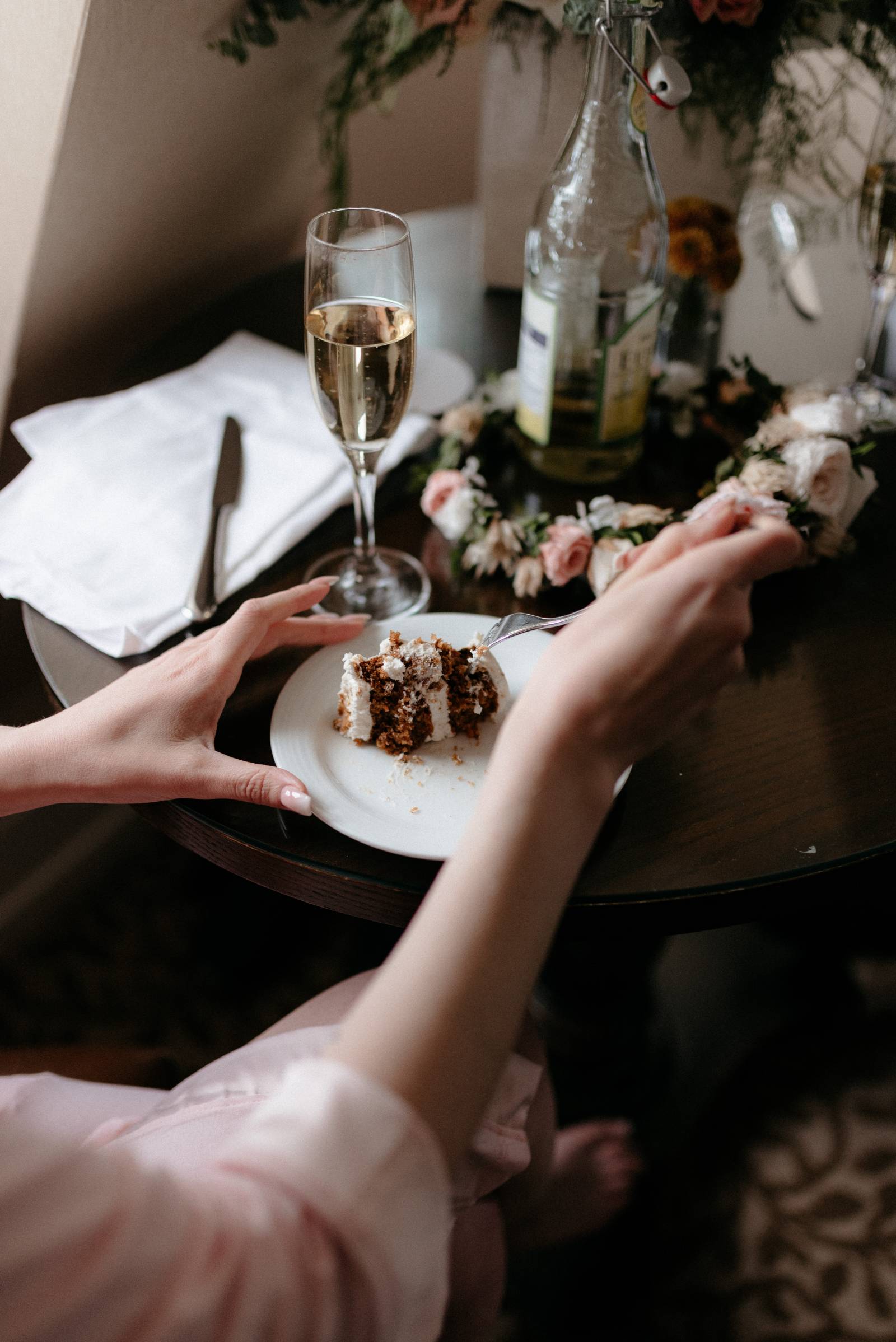 cake | a foggy Banff elopement captured by Canadian wedding photographer Hennygraphy