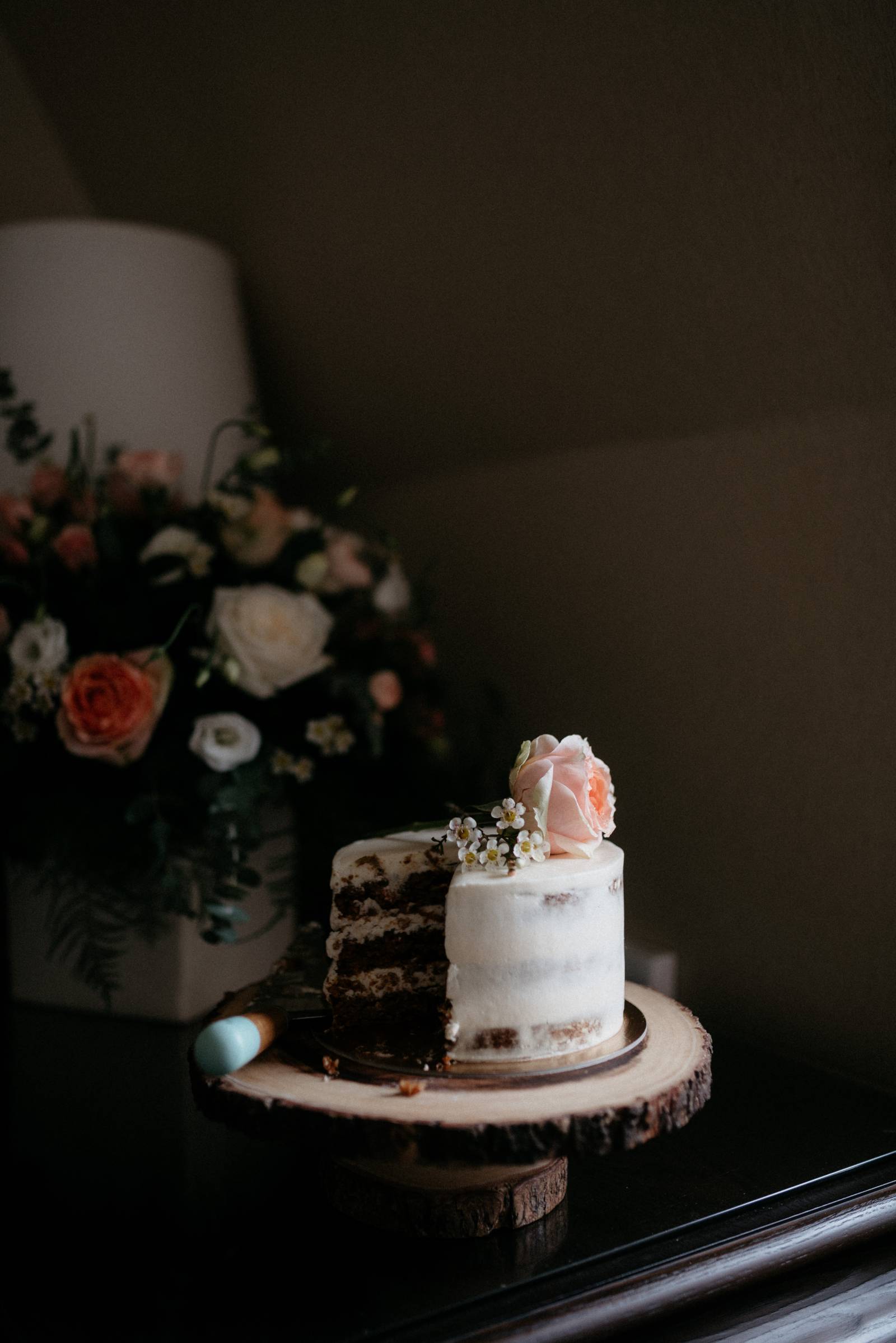 cake | a foggy Banff elopement captured by Canadian wedding photographer Hennygraphy