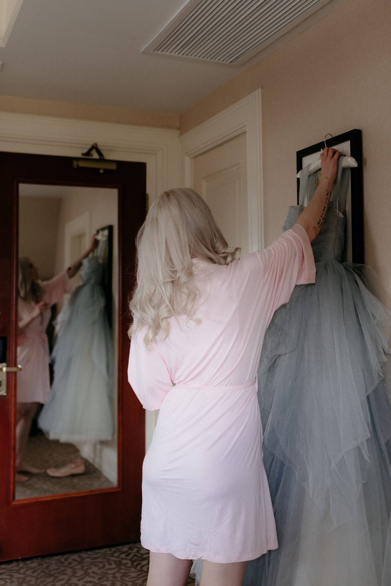 bride getting ready | a foggy Banff elopement captured by Canadian wedding photographer Hennygraphy