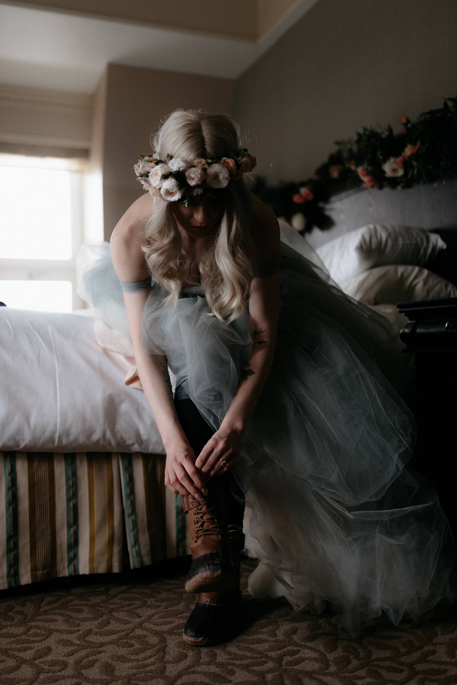 bride style | a foggy Banff elopement captured by Canadian wedding photographer Hennygraphy