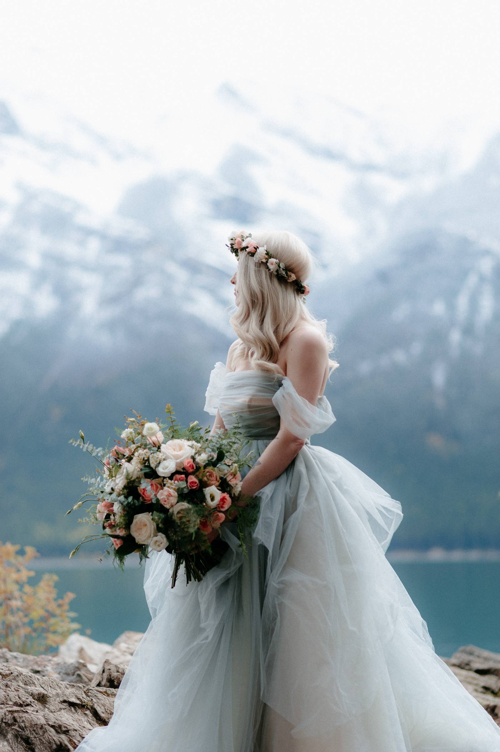 bride style | a foggy Banff elopement captured by Canadian wedding photographer Hennygraphy