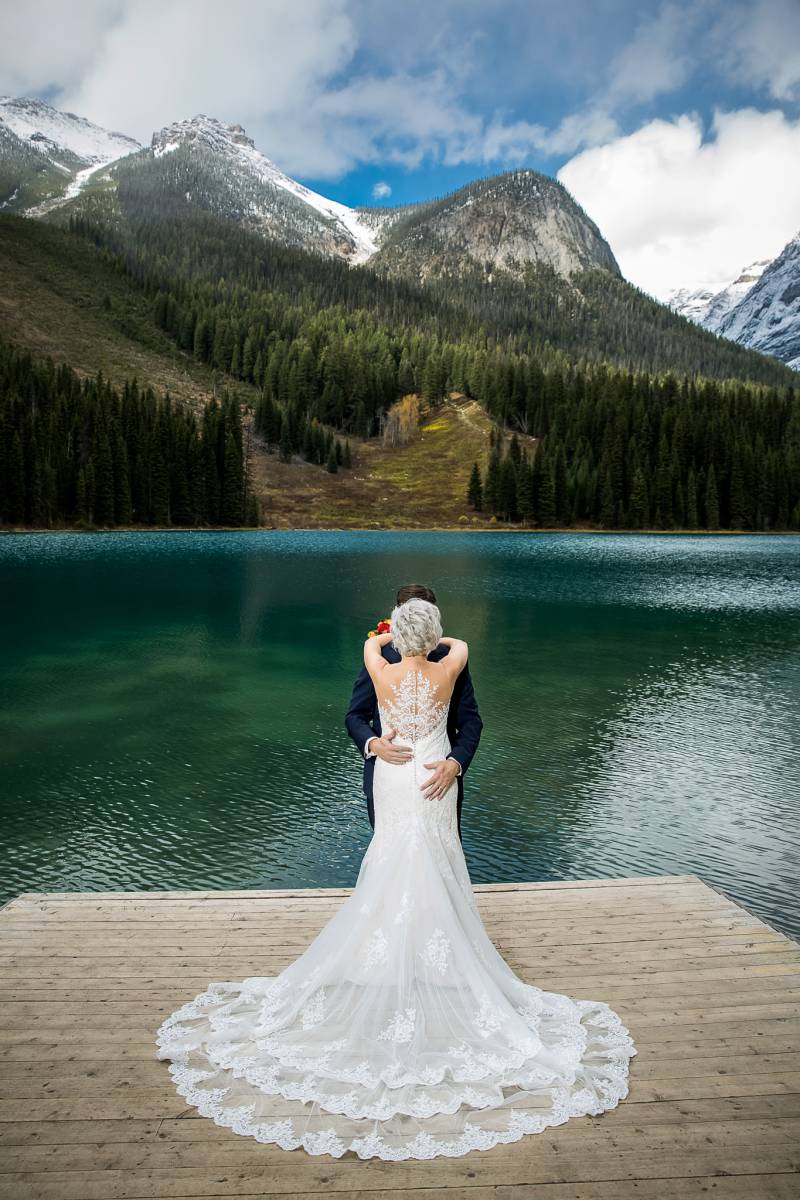 Emerald Lake Lodge wedding, Emerald lake wedding, bride and groom, outdoor wedding, Fall wedding,