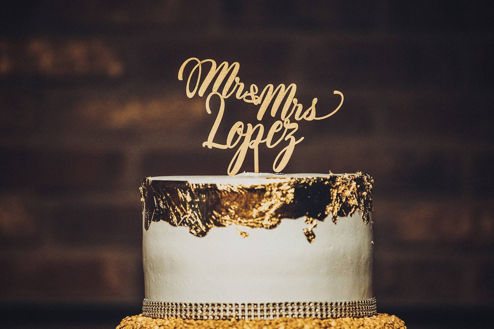 gold foil on wedding cake