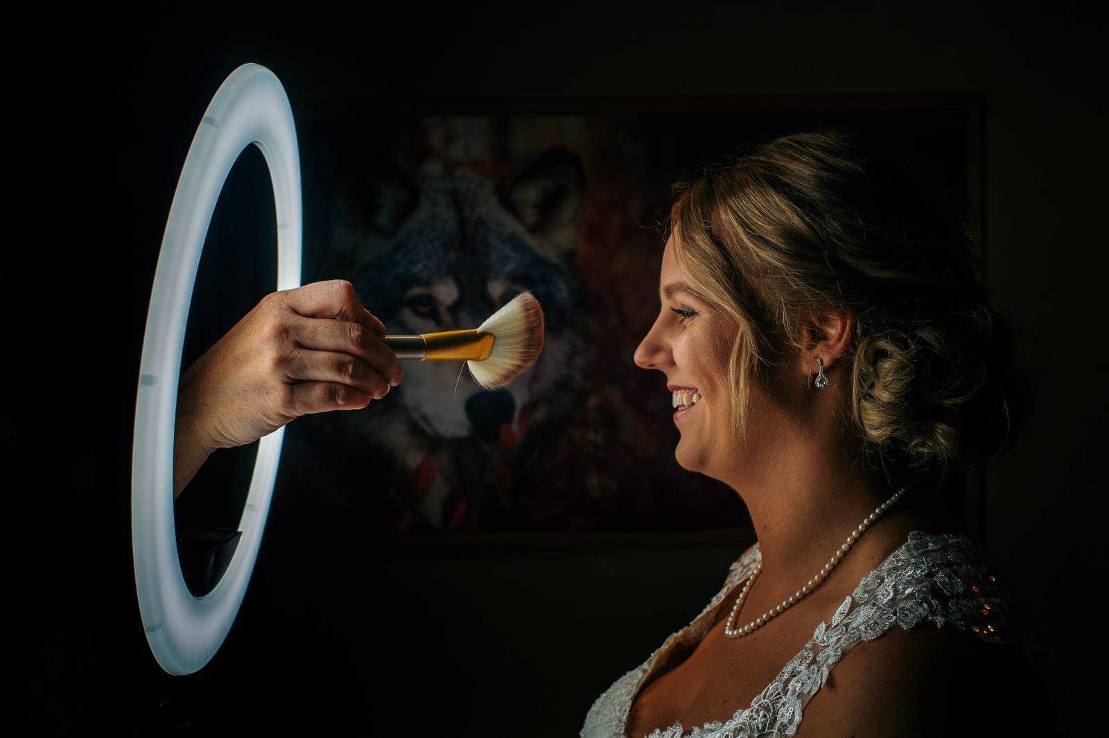 bride puts makeup