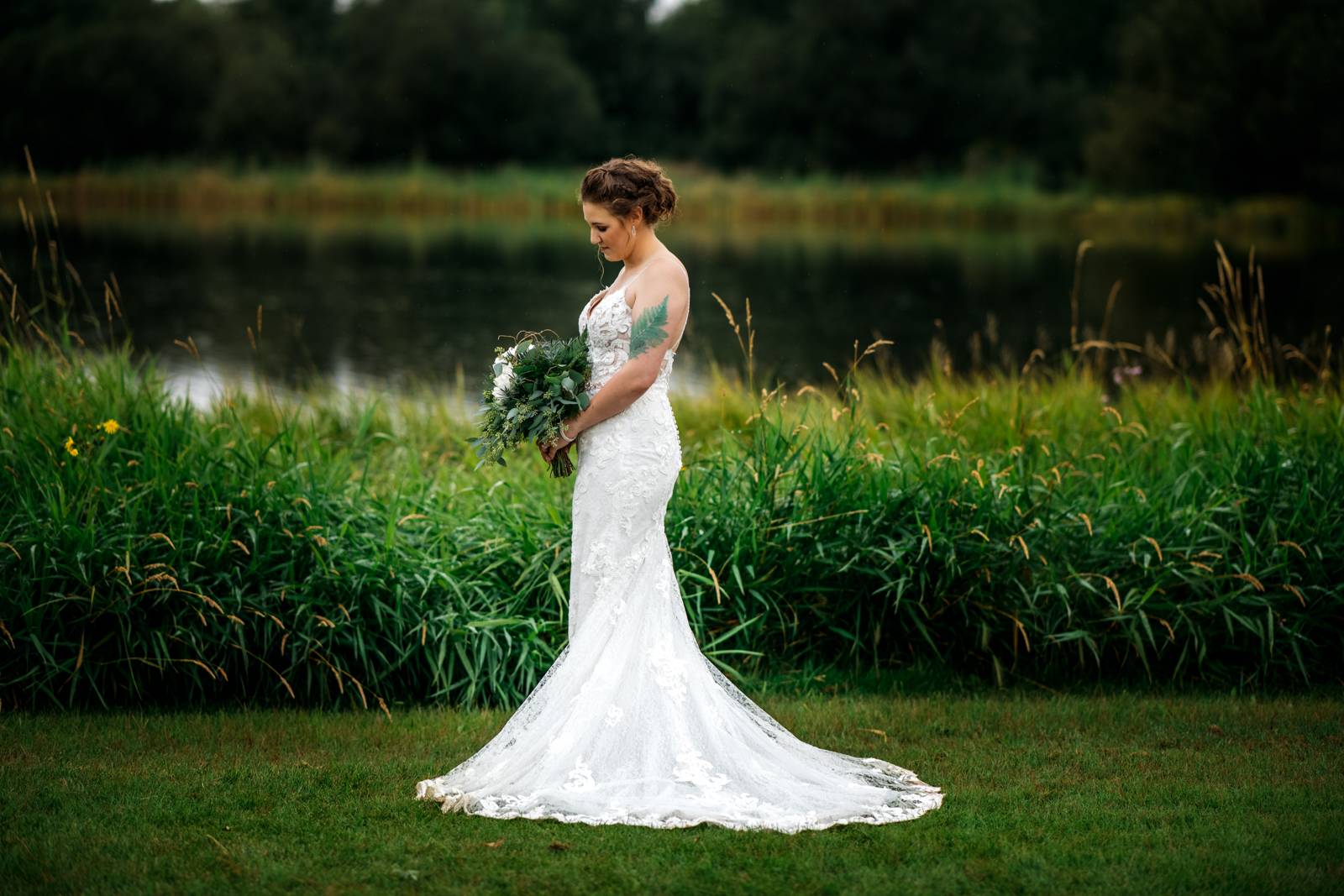 bride holding the flowers