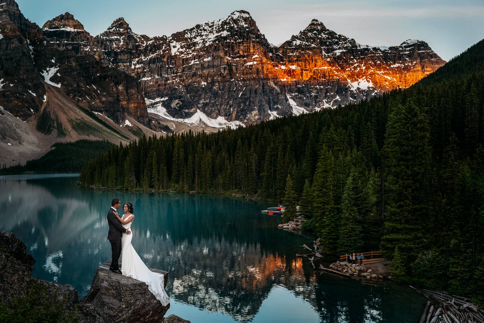 bride and groom at moraine lake