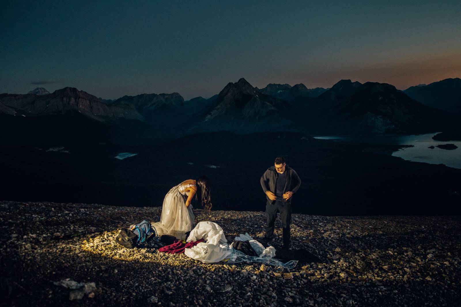 bride-and-groom-getting-ready-sunrise-elopement