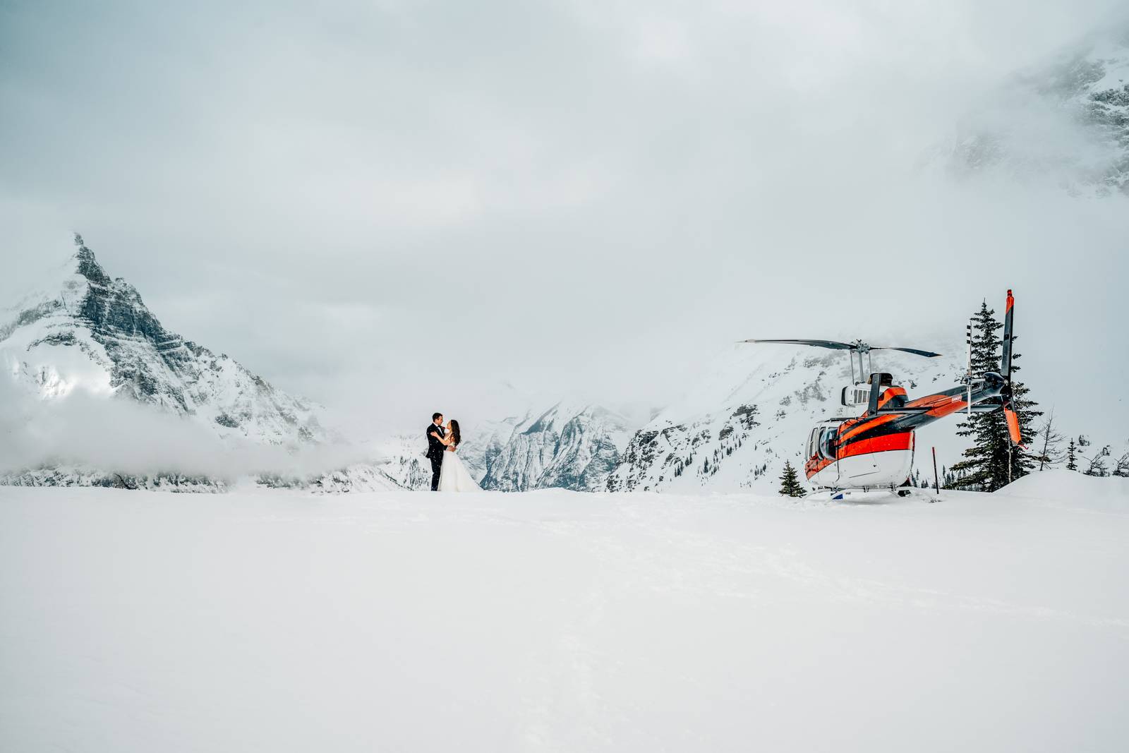 elopement couple at marvel pass