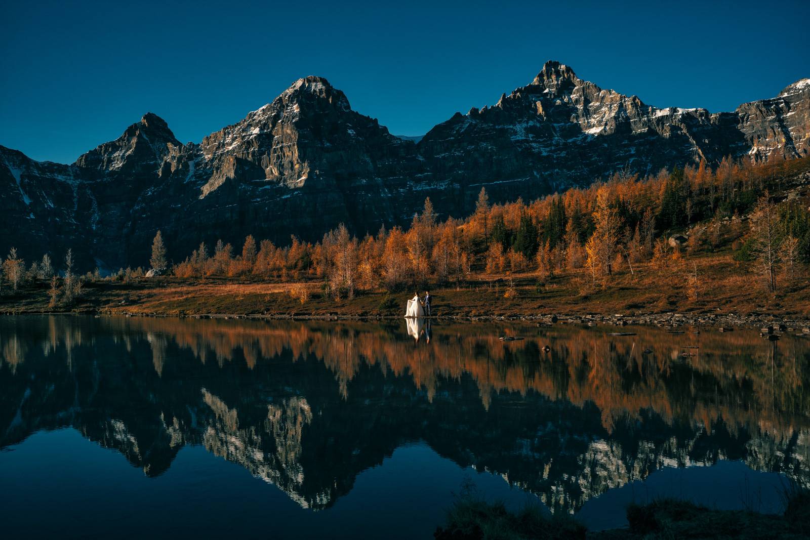 eloped couple reflected in the lake