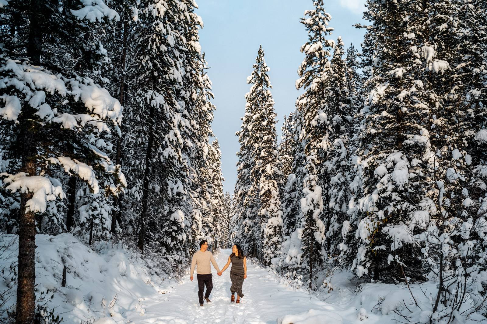 couple-walk-between the trees