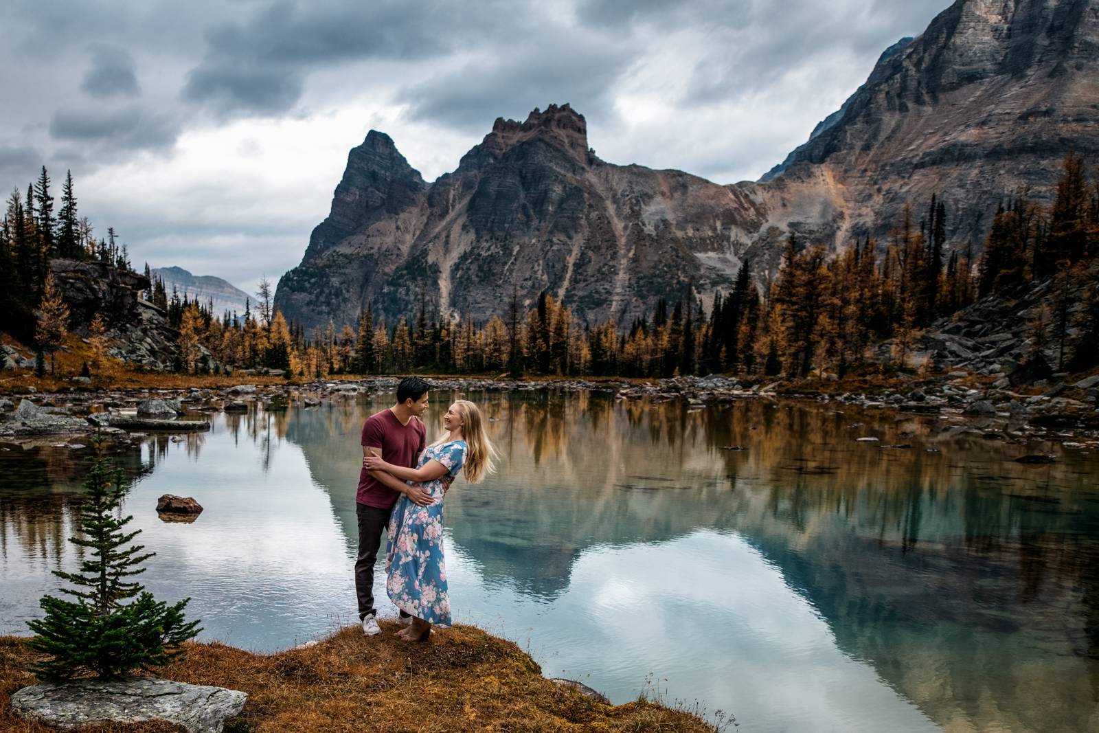 couple hugs by the lake