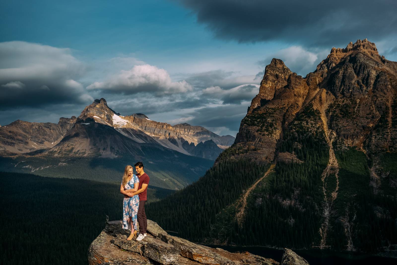 couple standing at the edge on the mountain