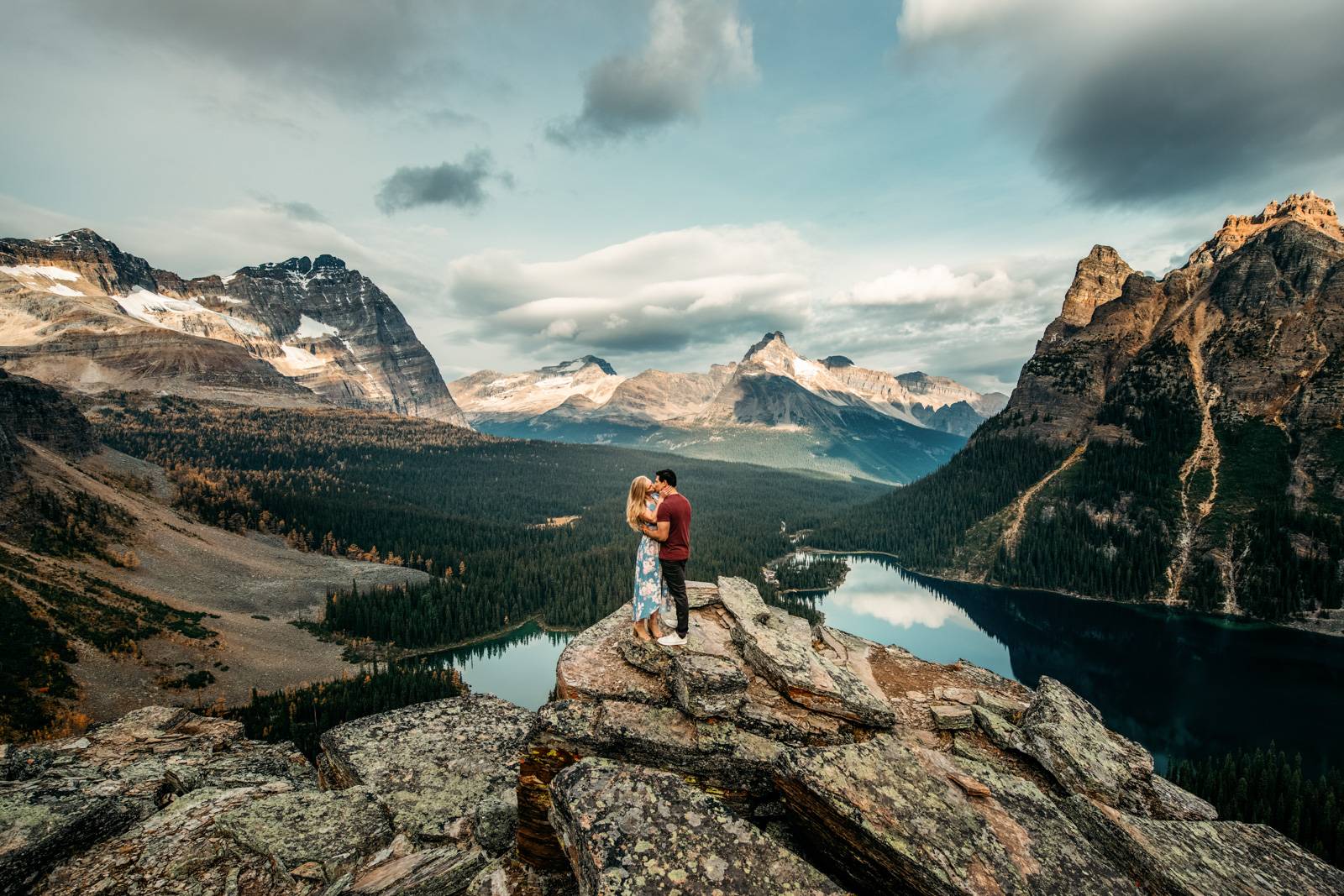 couple kissing in the mountains