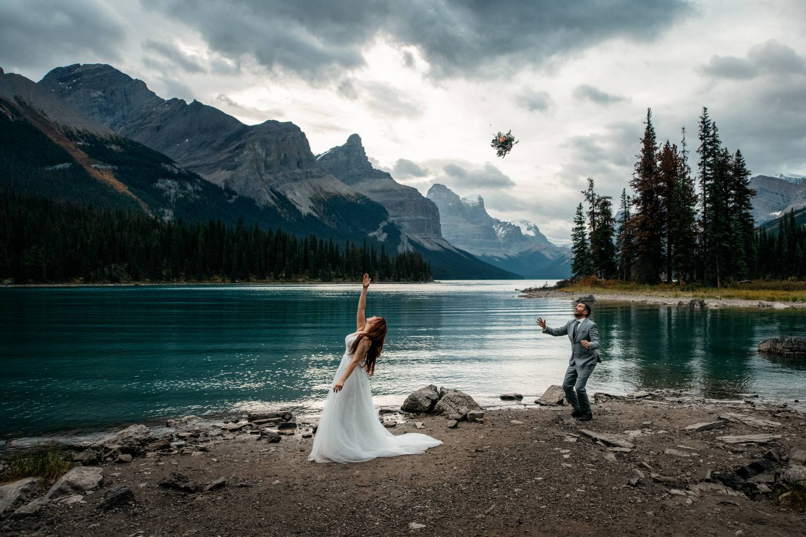 bride tossing wedding flowers