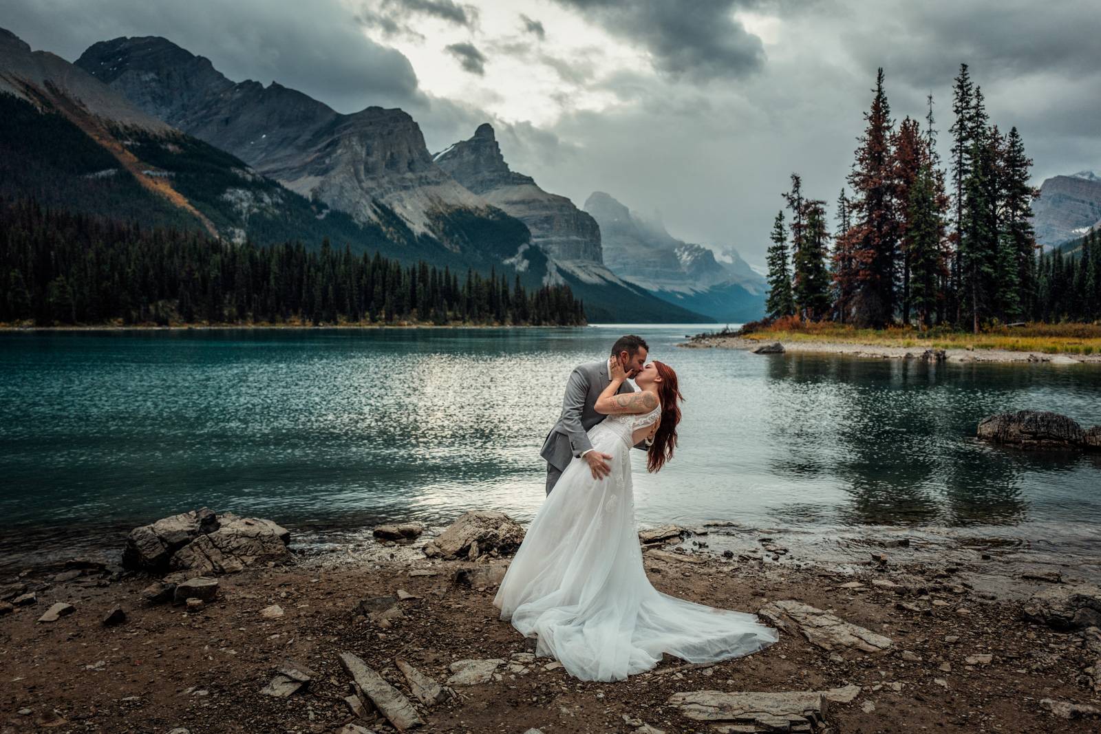 couple kissing at maligne lake