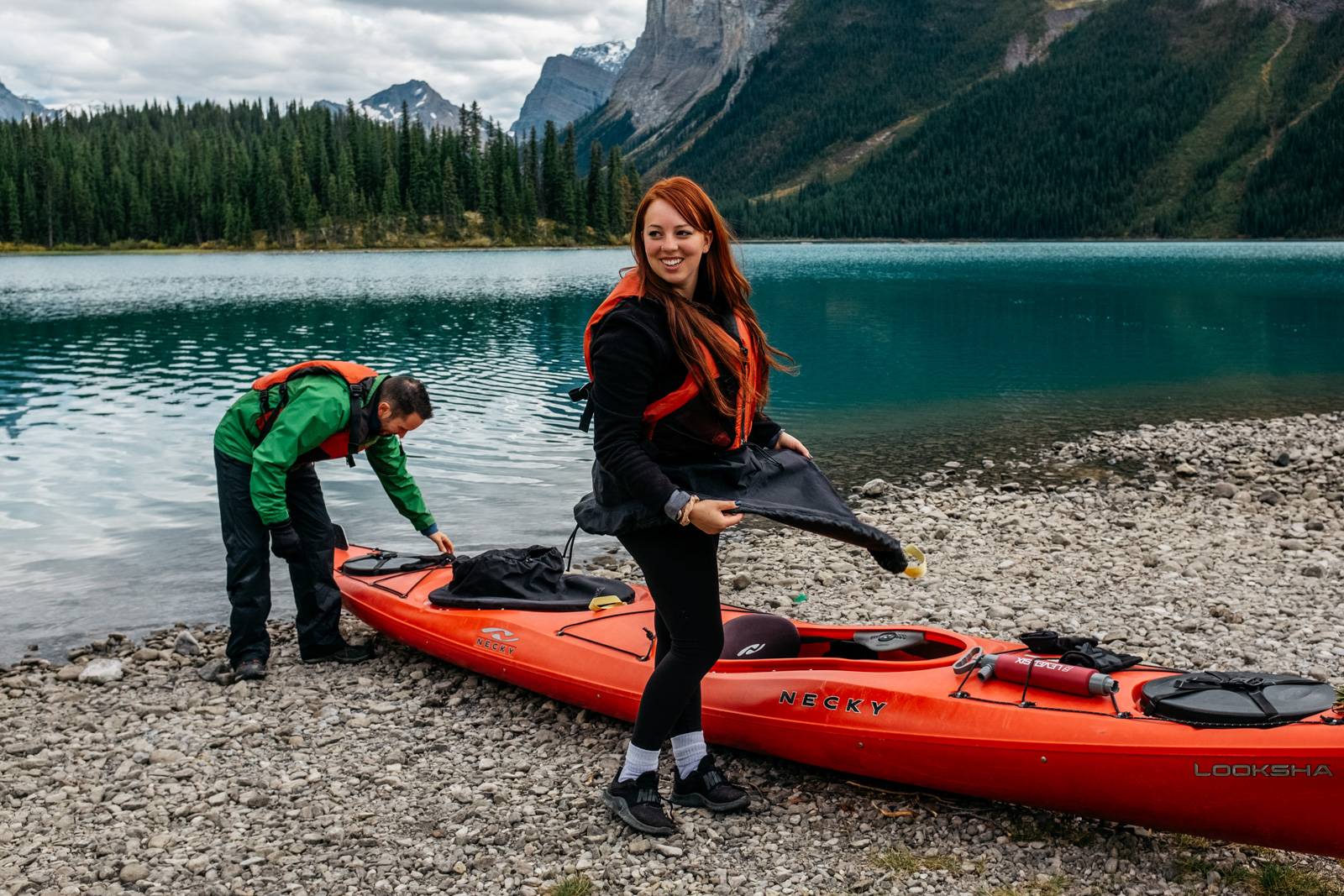 couple getting ready for kayaking