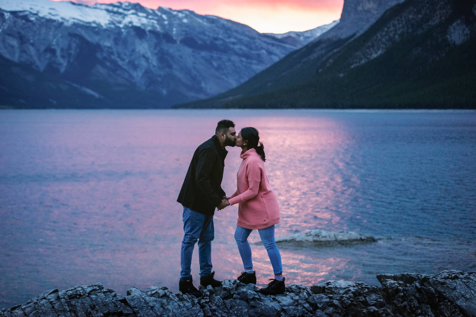 couple kissing at lake minnewanka