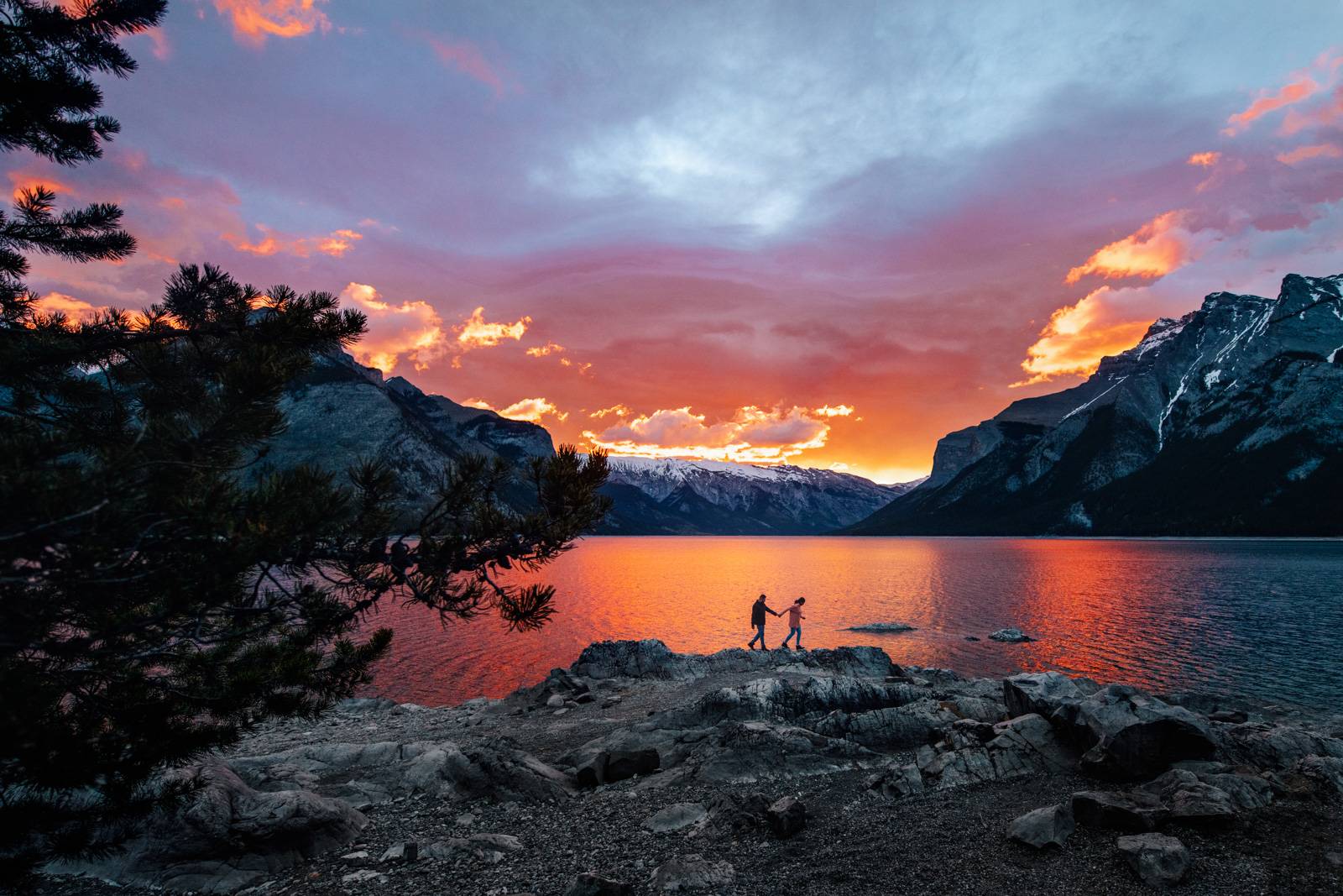 engaged couple at lake minnewanka