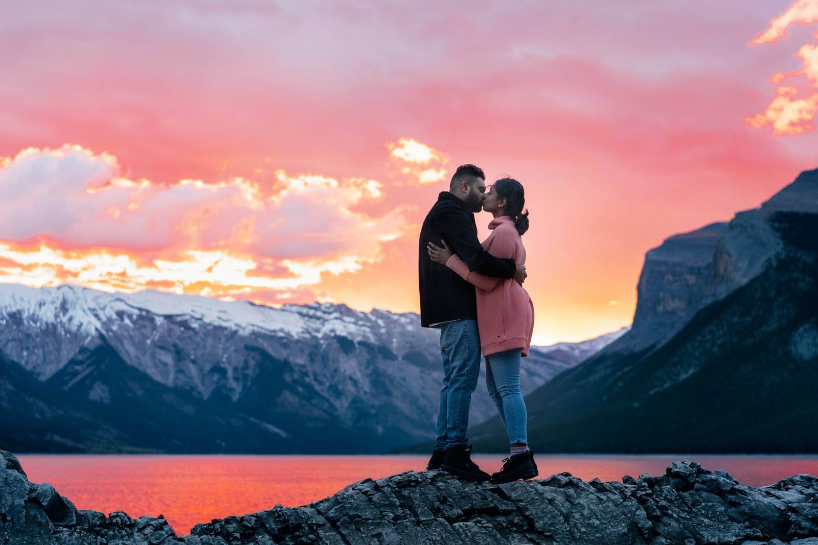 engagement session at lake minnewanka