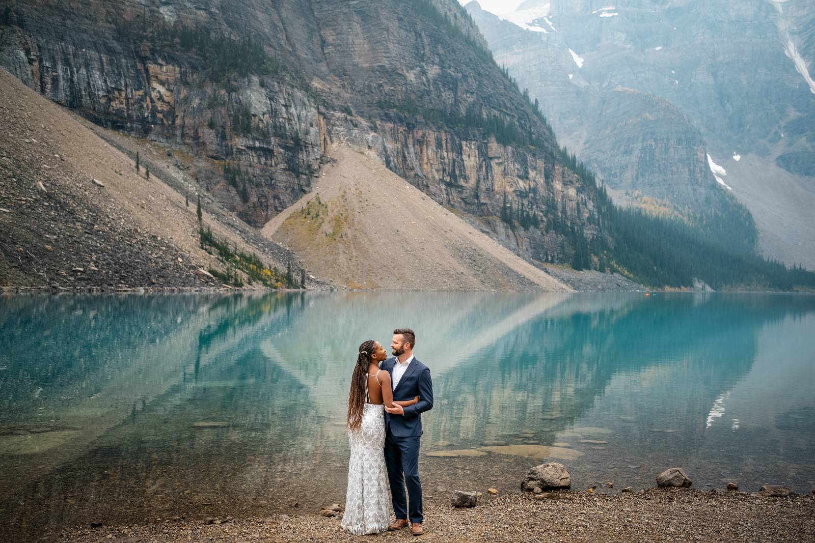 couple got eloped at moraine lake