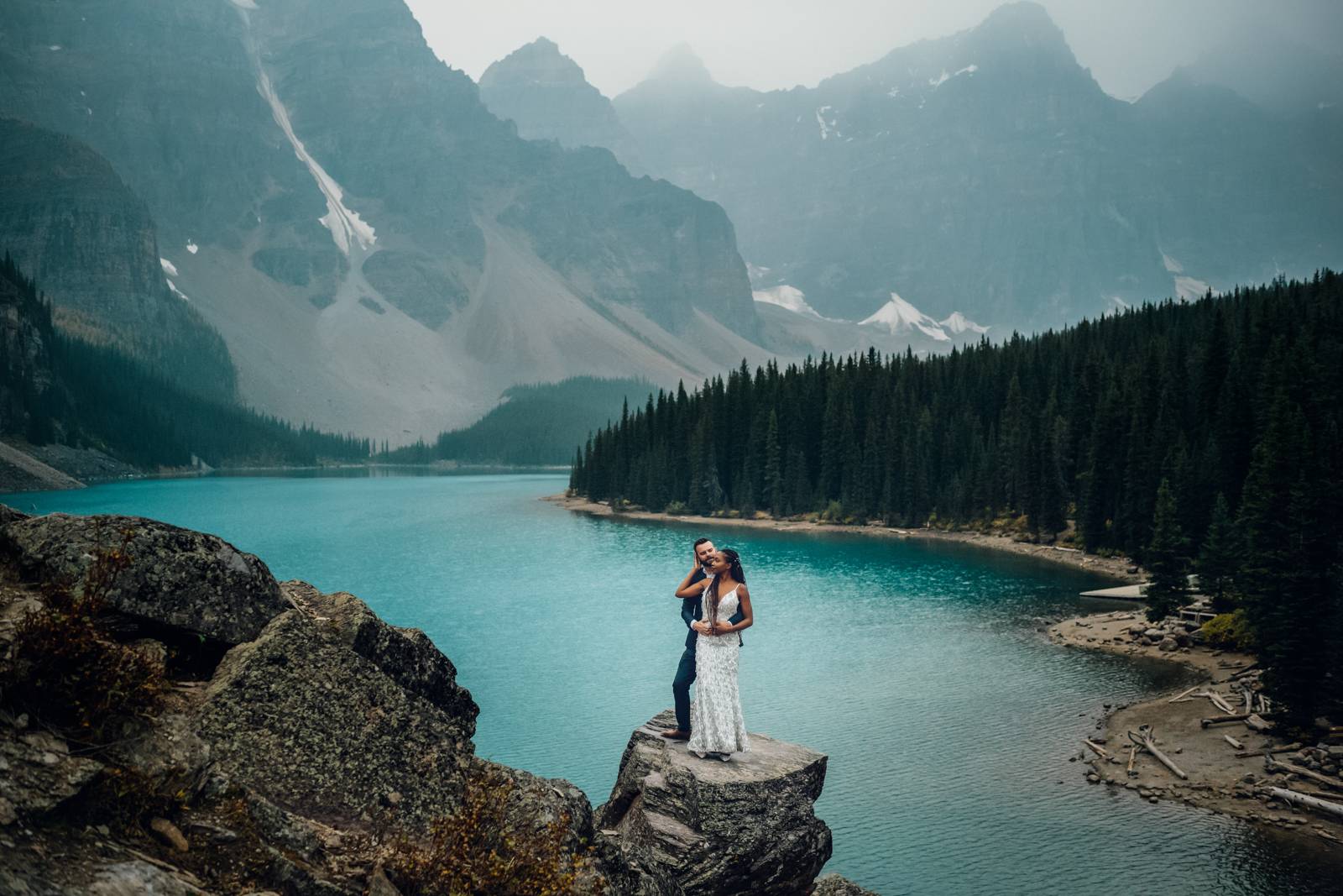 intimate elopement at moraine lake