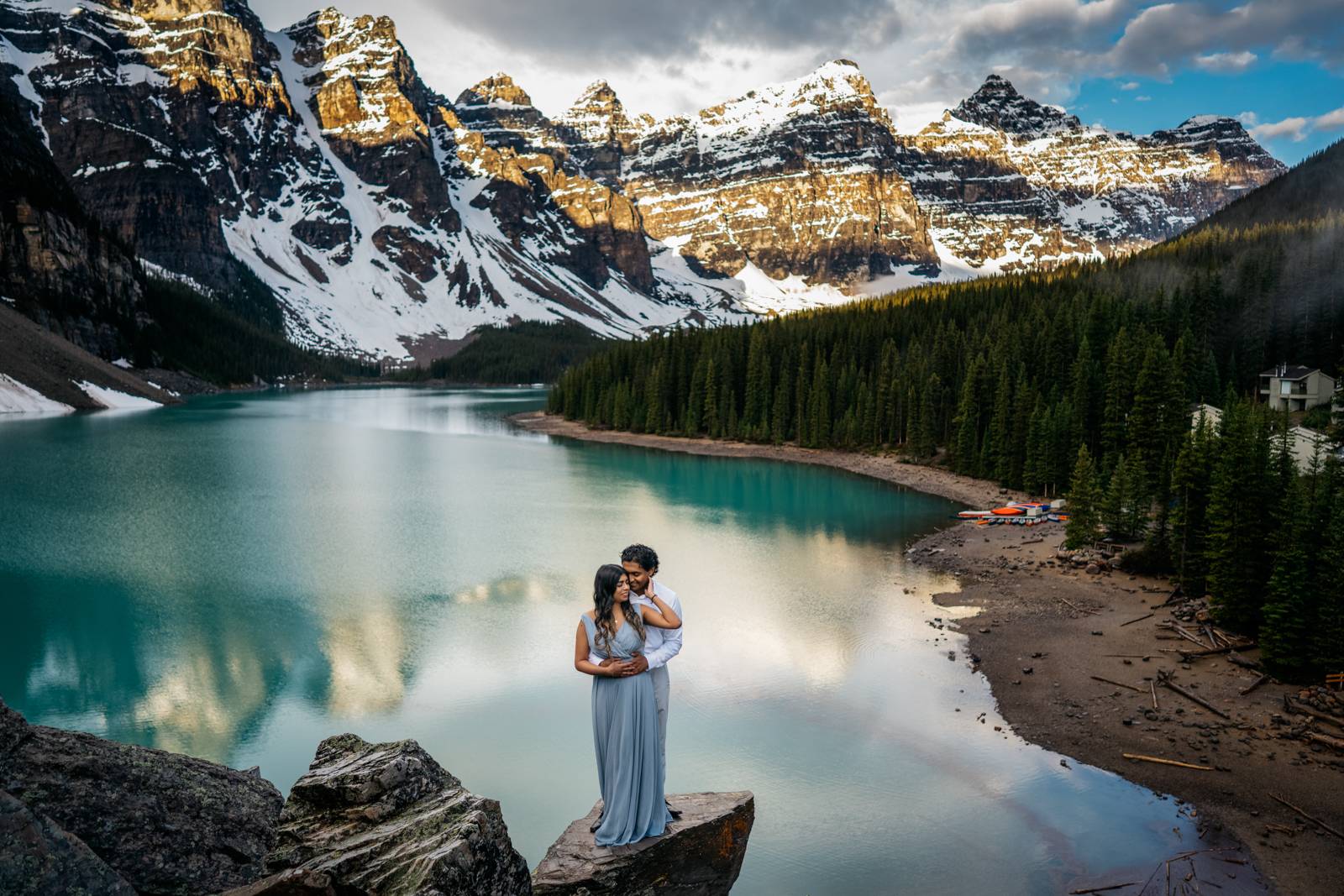 engagement photoshoot at moraine lake