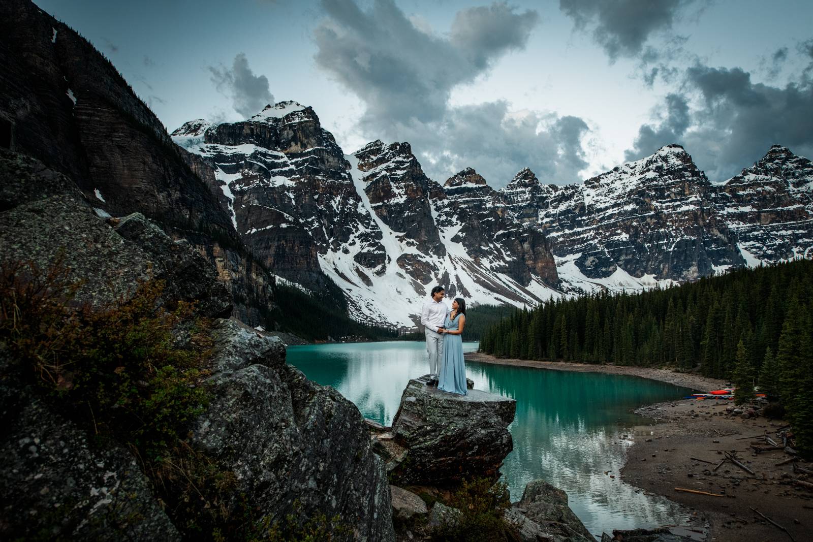 couple-holds-hands-at-moraine-lake