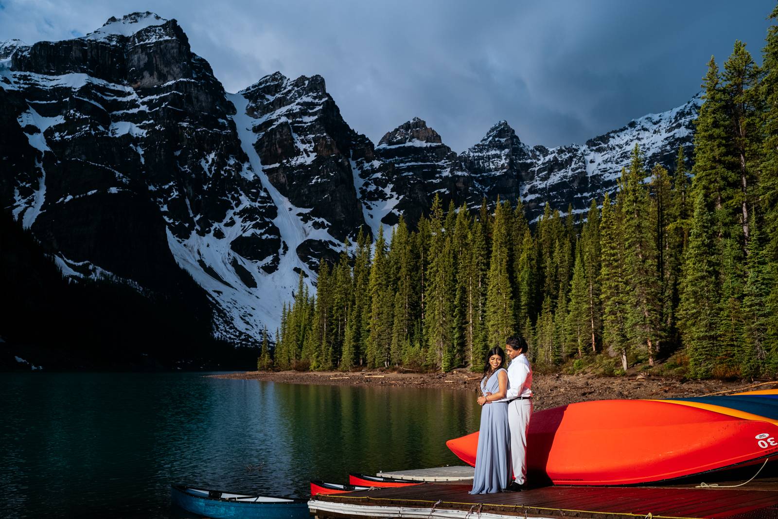 engagement photography at moraine lake