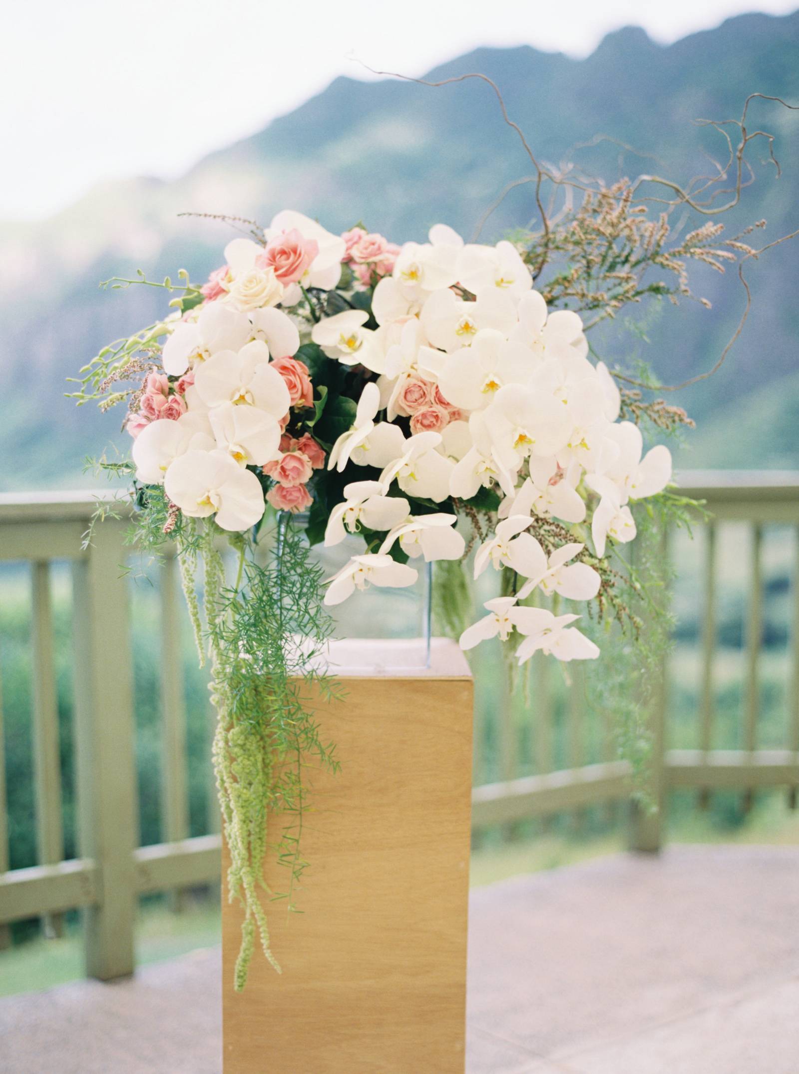 blush and ivory ceremony flower arrangements