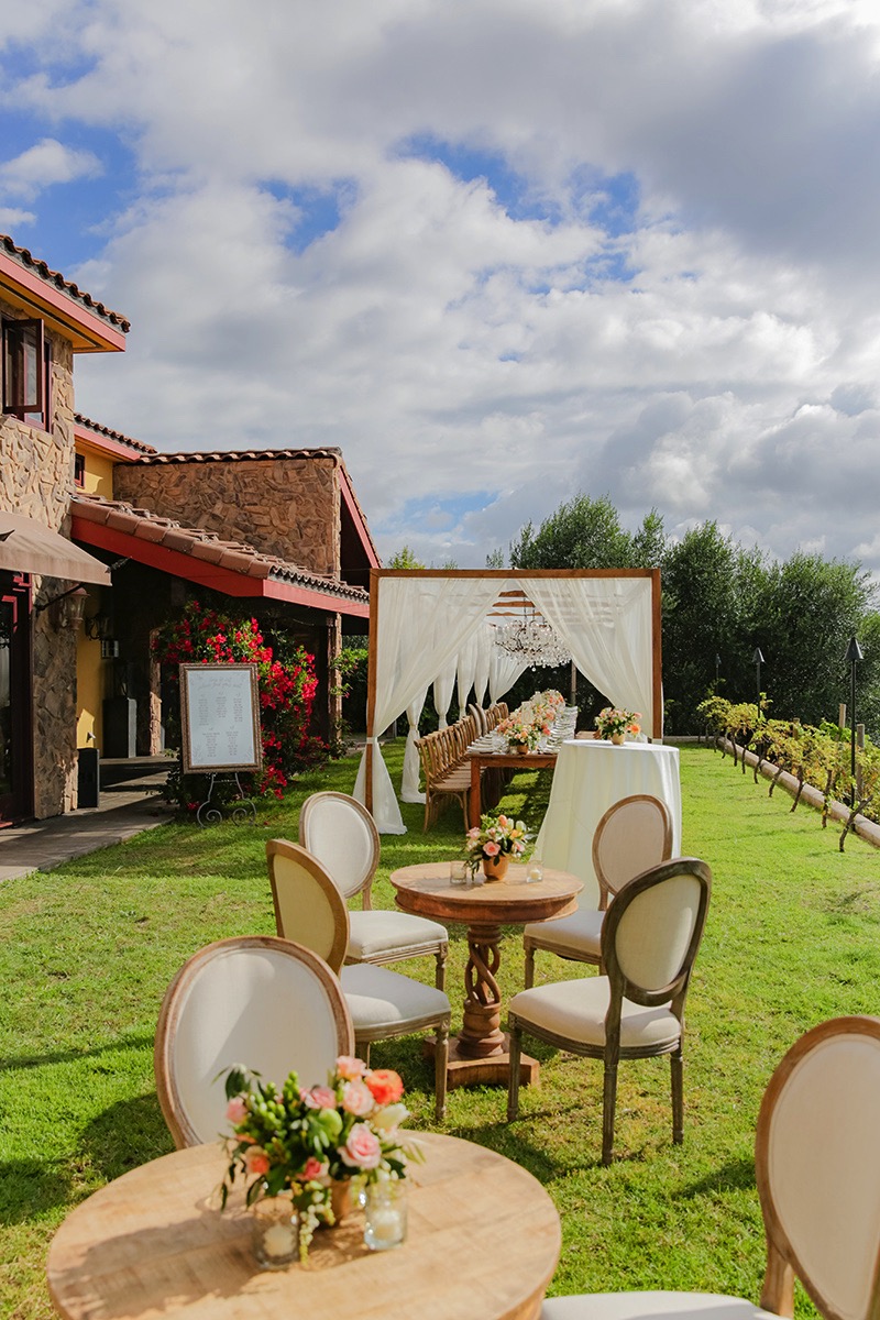 Simple Elegance: A Tuscan-Inspired Villa Wedding