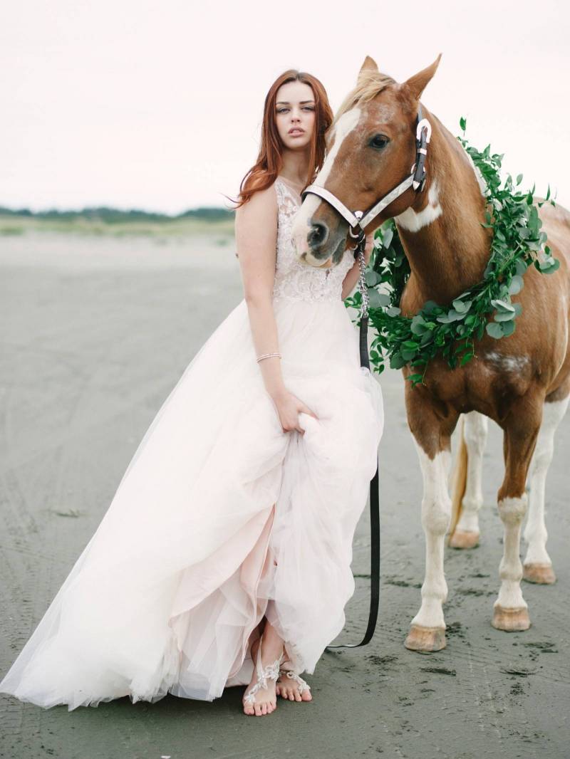 organic bride, beach wedding, horse, garland, white tulle, lace